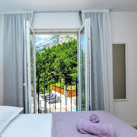 Didovina Mit Pool Und Meerblick Tučepi