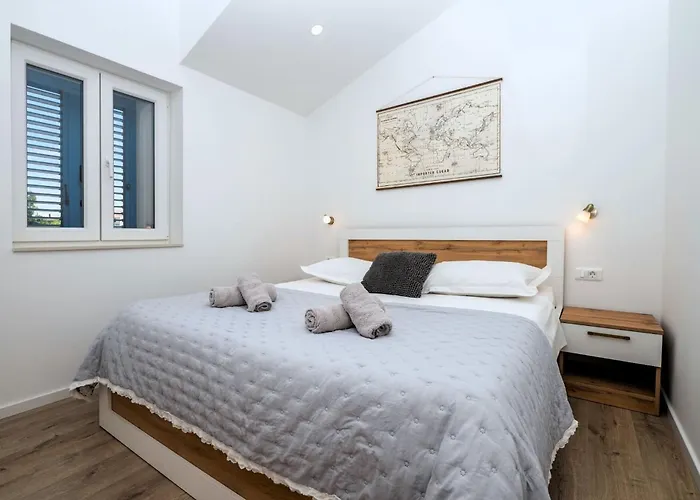 Didovina Mit Pool Und Meerblick 투체피