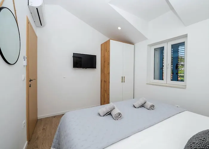 Didovina Mit Pool Und Meerblick *